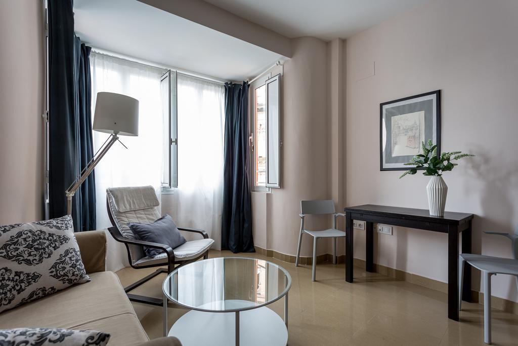 Apartamentos Edificio Constitucion เซบีญา ภายนอก รูปภาพ